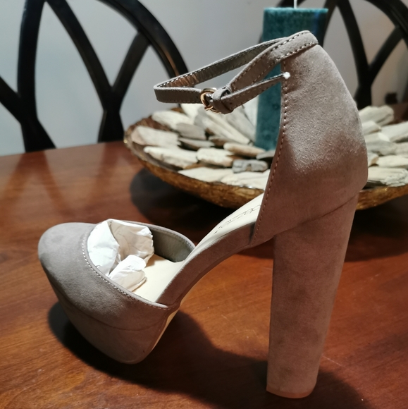 Round Toe Pump - Picture 3 of 5